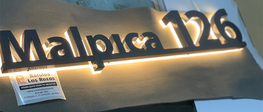 Corpóreo metálico retroiluminado