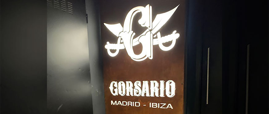 Caja de luz de acero corten para Corsario Ibiza-Madrid