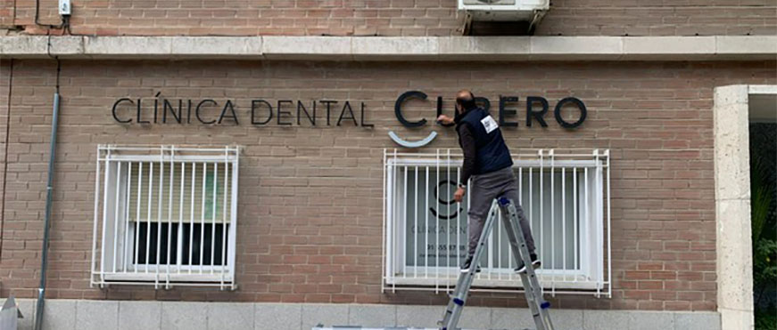 Corpóreas de PVC con separadores para Clínica Cubero