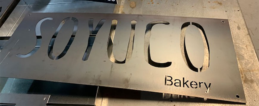 Placa de acero corten recortada