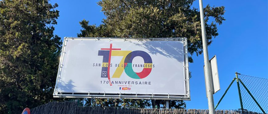 Lona impresa microperforada sobre valla publicitaria para Colegio