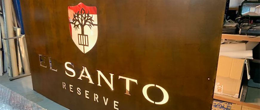 Plancha de Acero Corten recortada con iluminación trasera