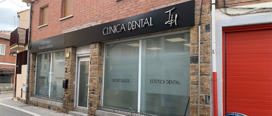 Rótulo Corpóreo Retroiluminado de acero Clínica Dental IH