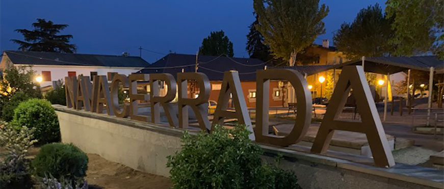 letras corpóoreas gigantes de acero corten
