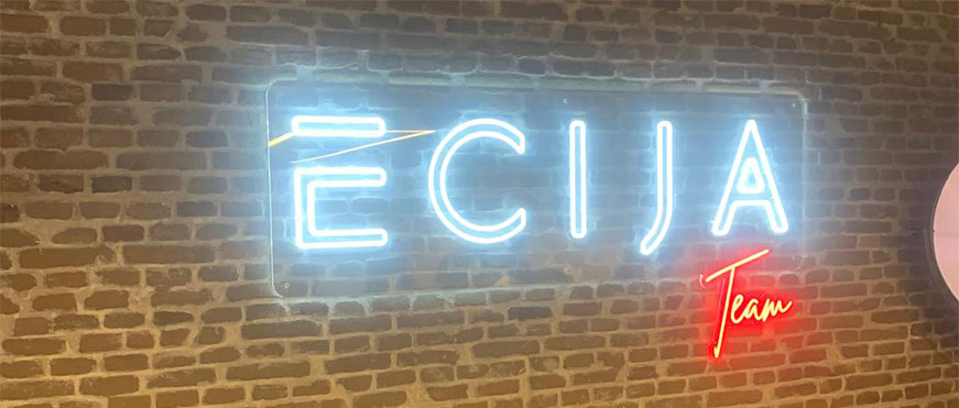 Corpóreo con iluminación neón led