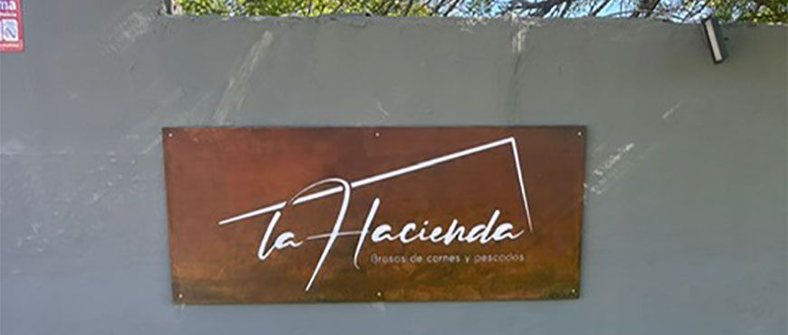 Placas de Acero Corten recortadas con iluminación