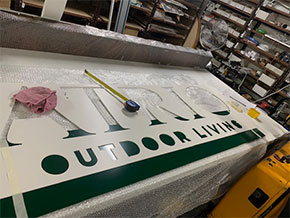 rotulo-corporeo-1-290x218 Corpóreas de PVC lijadas y pintadas para Atrio
