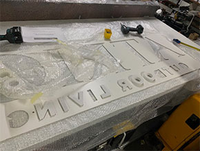 rotulo-corporeo-290x218 Corpóreas de PVC lijadas y pintadas para Atrio